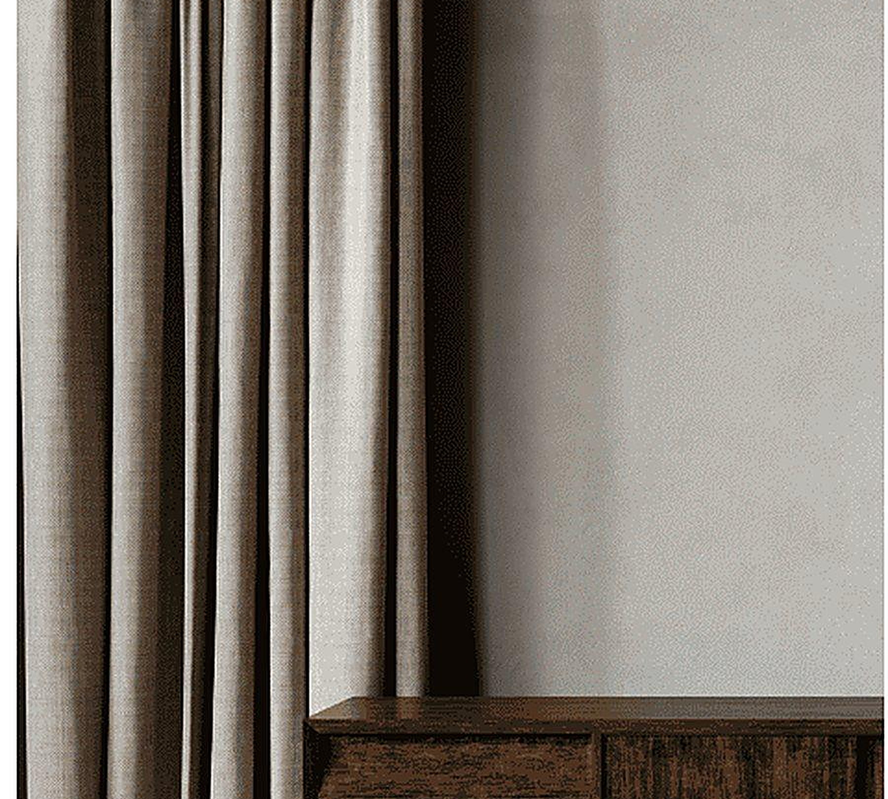 Cortinas de lino y una cómoda de madera en una habitación tranquila